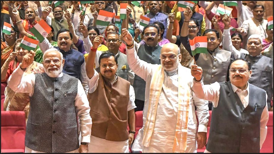 प्रधानमंत्री मोदी के साथ एनडीए सांसदों ने लहराया तिरंगा